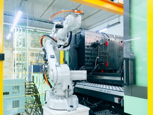 injection molding robotic arms for automation